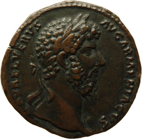 Antike Münze mit Profilansicht des Kaisers Lucius Verus