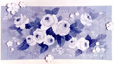 Fliesenbild in weiß und blau mit Rosen und modellierten Blüten