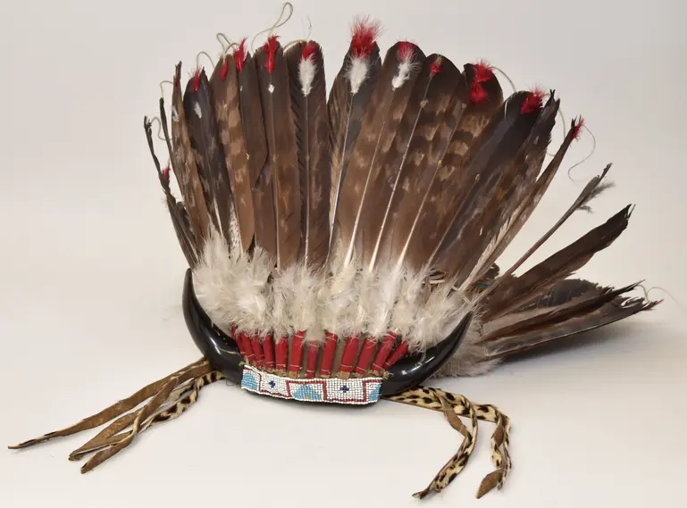 Federhaube der Plains-Kulturen mit Hörnern
