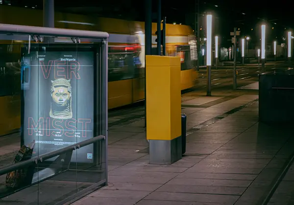 Plakataktion „Vermisst in Benin“ der SKD in einem Wartehäuschen der Dresdner Verkehrsbetriebe.