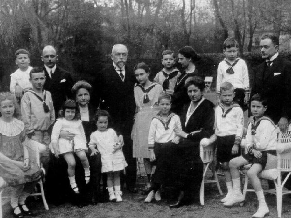 Schwarz-weiß Fotografie, historische Aufnahme der Familie von Klemperer im Garten ihres Hauses Wiener Straße 25.
