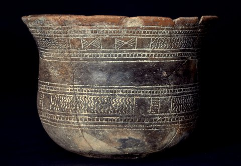 The Bell Beaker culture is named after its bell-shaped vessels such as this one from Kölsa, in the North Saxony district. It comes from the grave of a woman who was exceptionally old for the period, at 48 to 69 years of age (https://archaeo3d.de/sachsen/2019-04-24_fi_0002/) and, according to carbon-14 dating, was buried between 2402 and 2200 BC. Both bones in her lower forearm showed signs of a healed “nightstick” fracture that may have come from warding off a blow or a similar defensive action.