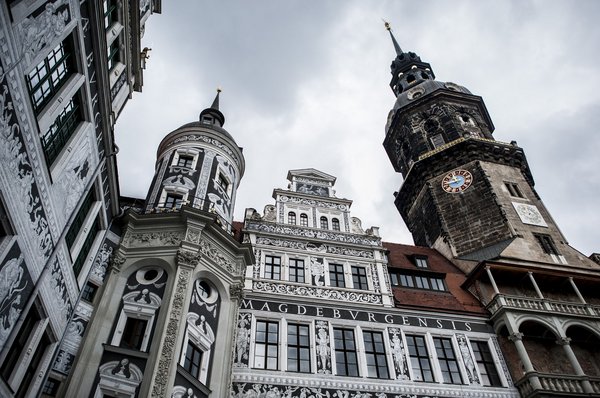 Hausmannsturm und mit Menschen und Mustern bemalte Fassade des Residenzschlosses