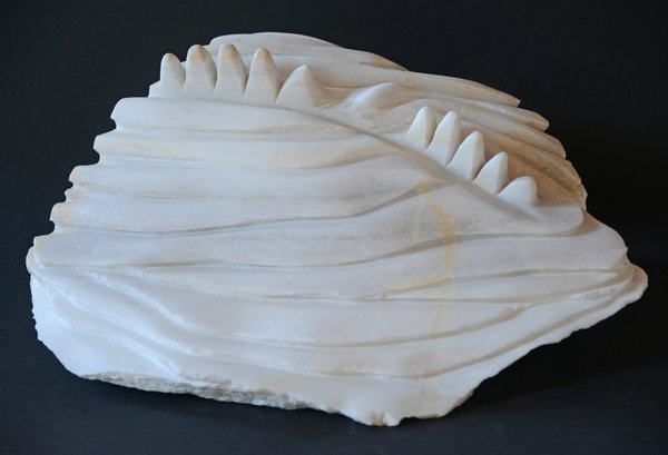 Erika Harbort: &quot;Anonym im Mittelmeer ertrunken&quot;, Skulptur aus griechischem Marmor: eine Wasseroberfläche aus der einige Zacken ragen, die an die Fingerspitzen eines Menschen erinnern.