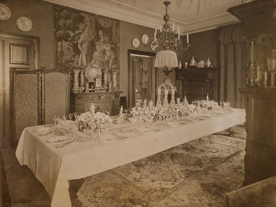 Sepia Fotografie, historische Aufnahme des Speisezimmers in der Wiener Straße 25.