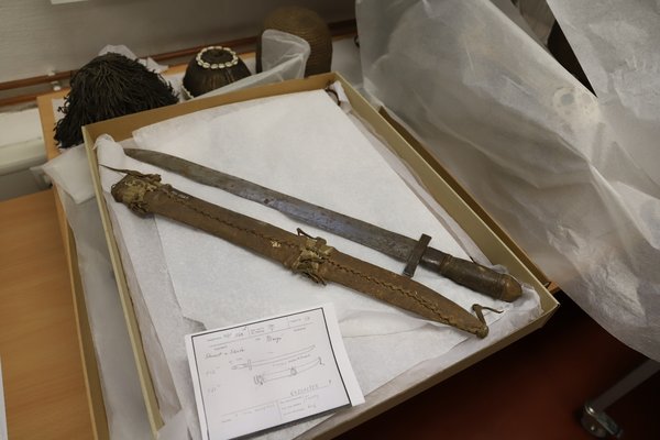 Schwert von einem Bewohner von Sansanné-Mango. Scheide aus Krokodilhaut.