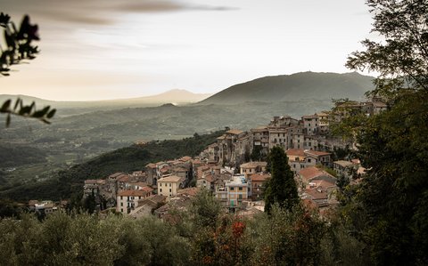 Die historische italienische Siedlung Olevano Romano von grünen Bergen umgeben.