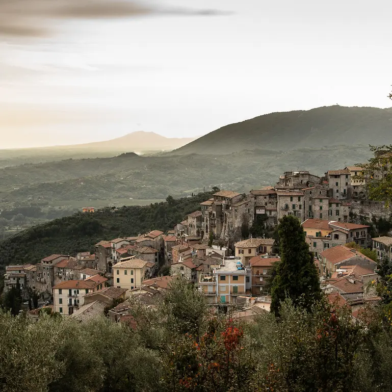 Die historische italienische Siedlung Olevano Romano von grünen Bergen umgeben.