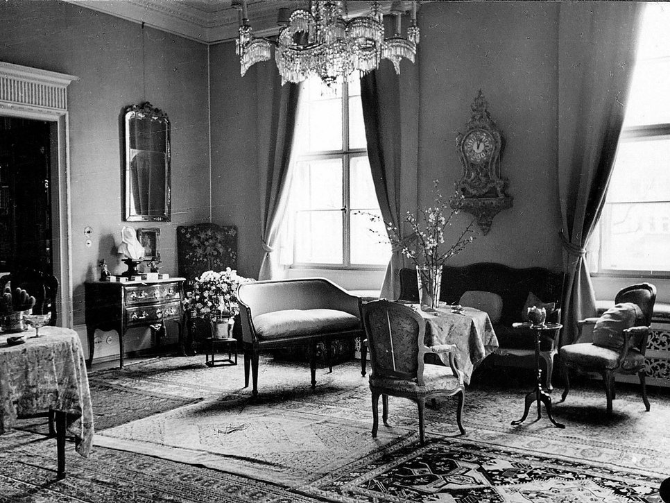 Schwarz-weiß Fotografie des Salons in der Villa Tiergartenstraße 64.