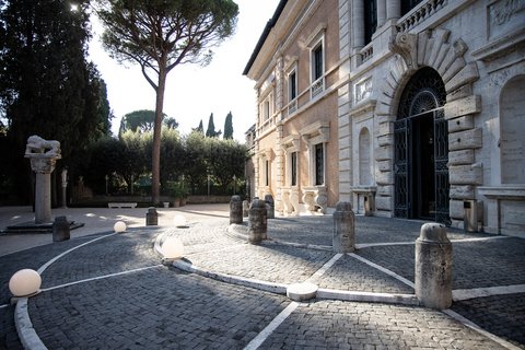 Tor und Vorplatz der Villa Massimo