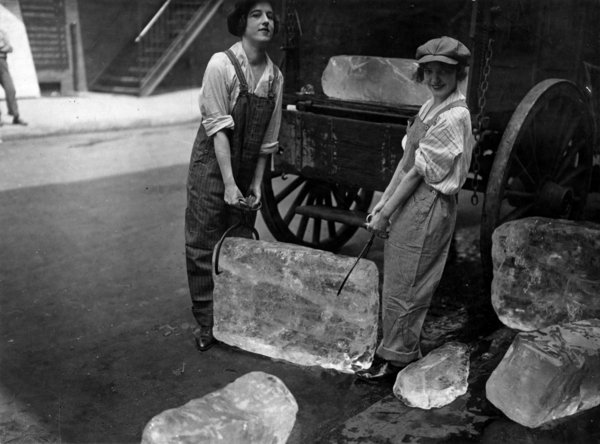International Film Service, Mädchen liefern Eis. Schwere Arbeit, die früher nur von Männern verrichtet wurde, wird von Mädchen erledigt, 16. September 1918.