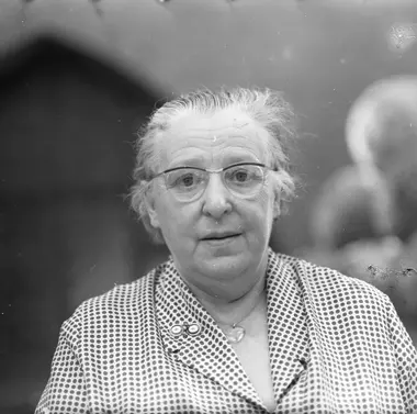 Schwarz-weiß Fotoportrait von Lotte Reiniger. Sie blickt direkt in die Kamera und lächelt leicht.