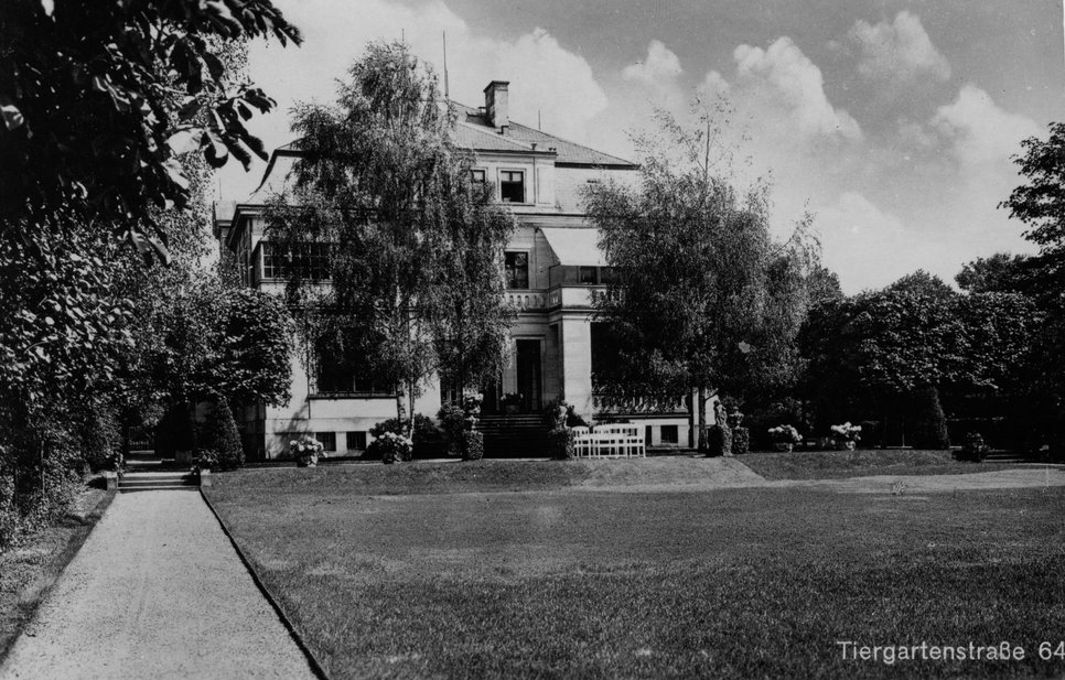 Schwarz-weiß Fotografie der Rückseite der Villa in der Tiergartenstraße 64 mit umliegendem Garten.