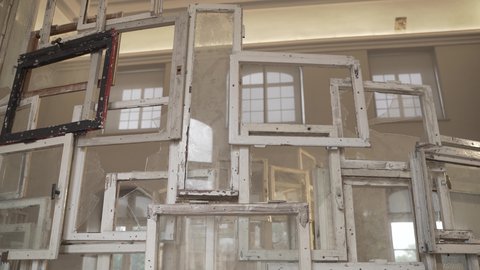 Nahaufnahme einiger Fenster der Installation &quot;Inside, Outside&quot;. Durch die Fensterscheiben sind im Hintergrund die ebenfalls weiß gerahmten Fenster des Wasserpalais zu sehen.