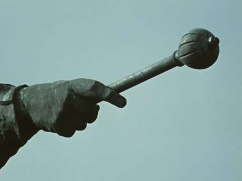 Die Hand einer Statue hält die Bulawa (ukrainisches Zepter). Es handelt sich um die Statue des Kosakenführers Bohdan Chimelnyzkyi.