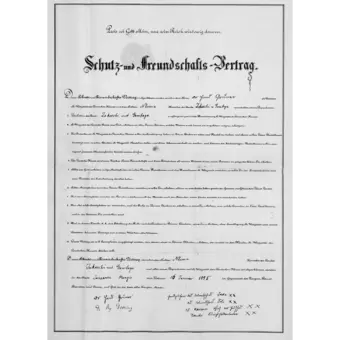 Scan der deutschsprachigen Version des sog. „Schutz- und Freundschaftsvertrags“, unterzeichnet von Hans Gruner, Gouverneur Doering (links), „Daudu, Königsstellvertreter“, dem „Karamu, Chief der Haussas“ und den beiden Übersetzern, Saka und Foli (Bundesarchiv, R1001/3332).