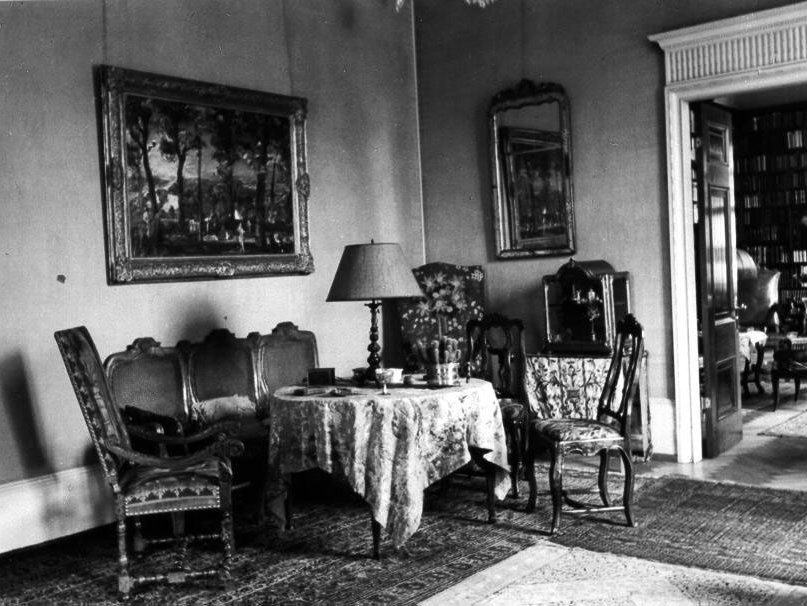 Schwarz-weiß Fotografie eines Zimmers in der Villa Tiergartenstraße 64. Über dem Sofa hängt ein Gemälde von Oskar Kokoschka.