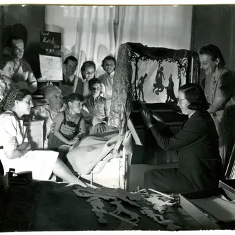Schwarz-weiß Foto einer Schattentheateraufführung am Krankenbett Carl Kochs.