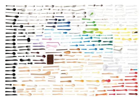 Viele bunte Plastiklöffel in verschiedenen Farben und Formen horizontal sortiert