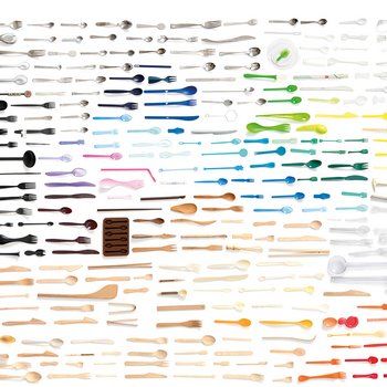 Viele bunte Plastiklöffel in verschiedenen Farben und Formen horizontal sortiert