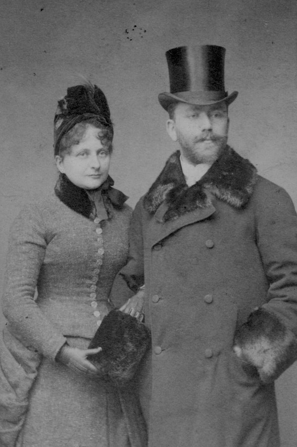 Schwarzweißfotografie, historisches Portrait. Eine Frau und ein Mann stehen nebeneinander. Es zeigt Charlotte und Gustav von Klemperer etwa zu Zeit ihrer Hochzeit 1875.