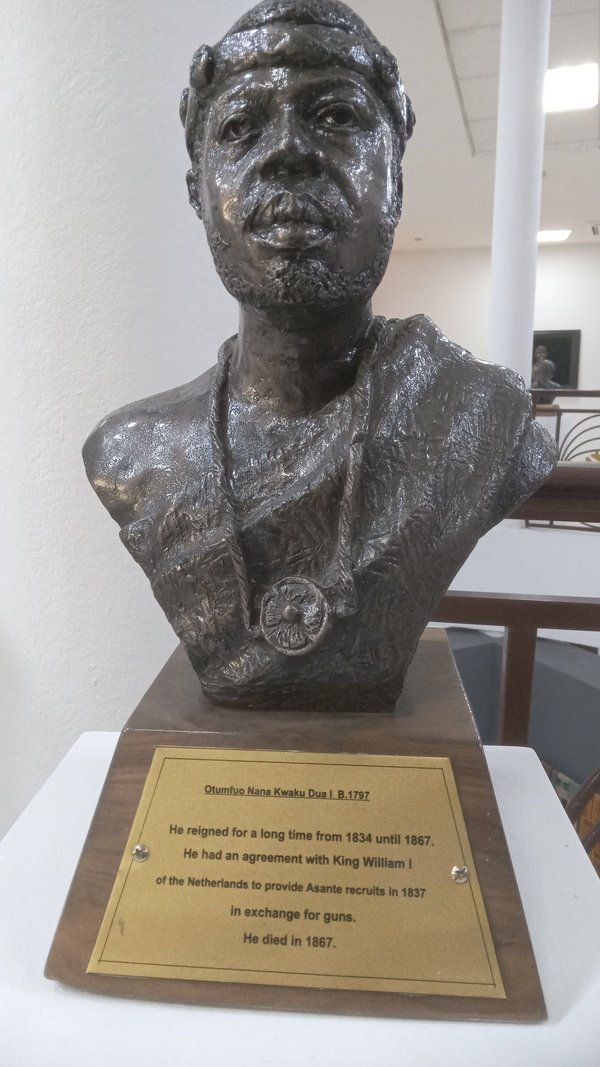 Abb. 11: Erinnerungsstatue von Asantehene Kwaku Dua I, Onkel von Kwame Poku im Opoku Ware, Museum an der Kwame Nkrumah University of Science and Technology in Ghana, 2024