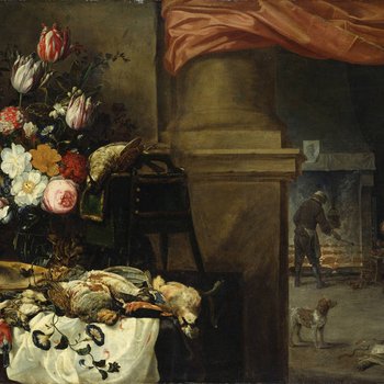 Gemälde, dessen linker Teil im Vordergrund einen Blumenstrauß und einige wohl zum Verzehr gedachte tote Vögel zeigt, während die rechte Bildhälfte den Blick in eine Küche freigibt, in der drei Männer Speisen zubereiten.