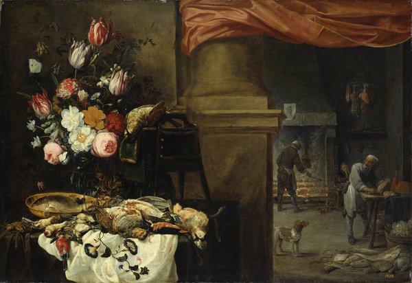 Gemälde, dessen linker Teil im Vordergrund einen Blumenstrauß und einige wohl zum Verzehr gedachte tote Vögel zeigt, während die rechte Bildhälfte den Blick in eine Küche freigibt, in der drei Männer Speisen zubereiten.