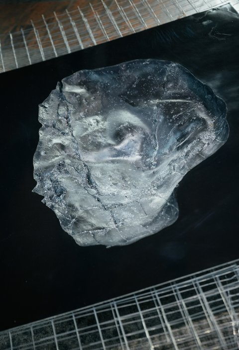Die Skulptur von Konrad Hanke, eine kompalte Form mit glatter Oberfläche, die einem Feuerstein gleicht und deren organische Oberfläche durch eine akkurate, gerade Nahtstelle optisch in zwei Glieder aufgeteilt ist.
