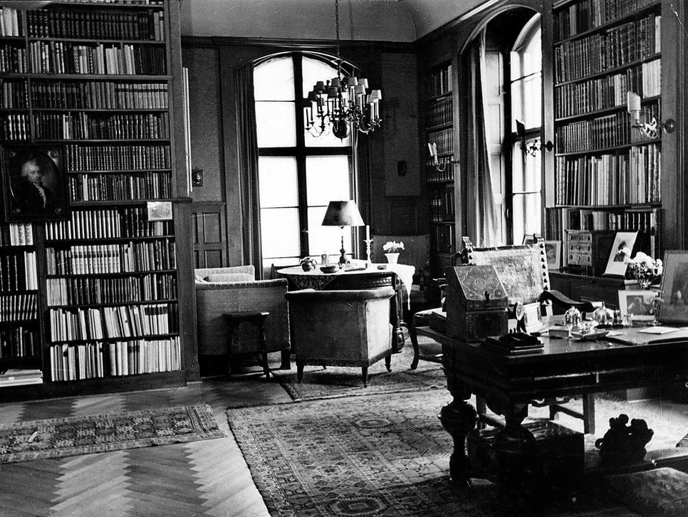Schwarz-weiß Fotografie der Bibliothek in der Villa Tiergartenstraße 64.