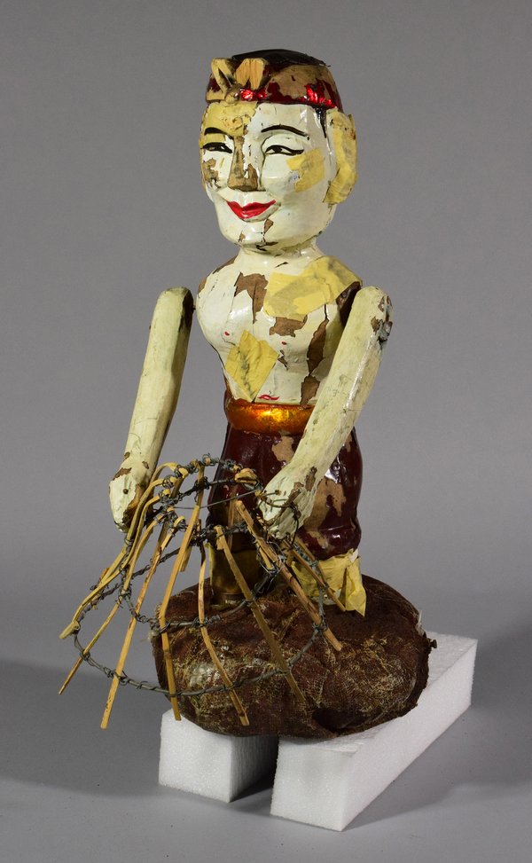 Bemalte Puppe eines Fischers aus Holz, Bambus, Textil, Metall und Schaumstoff.