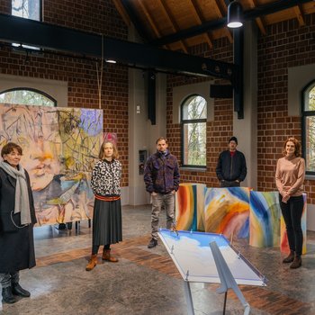 Die Künstler*innen Nori Blume, Konrad Hanke, Markus Heller, Lisa Wölfel und Mihaela Vujnovic mit der Kuratorin Petra Kießling im Ausstellungsraum.