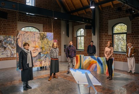 Die Künstler*innen Nori Blume, Konrad Hanke, Markus Heller, Lisa Wölfel und Mihaela Vujnovic mit der Kuratorin Petra Kießling im Ausstellungsraum.