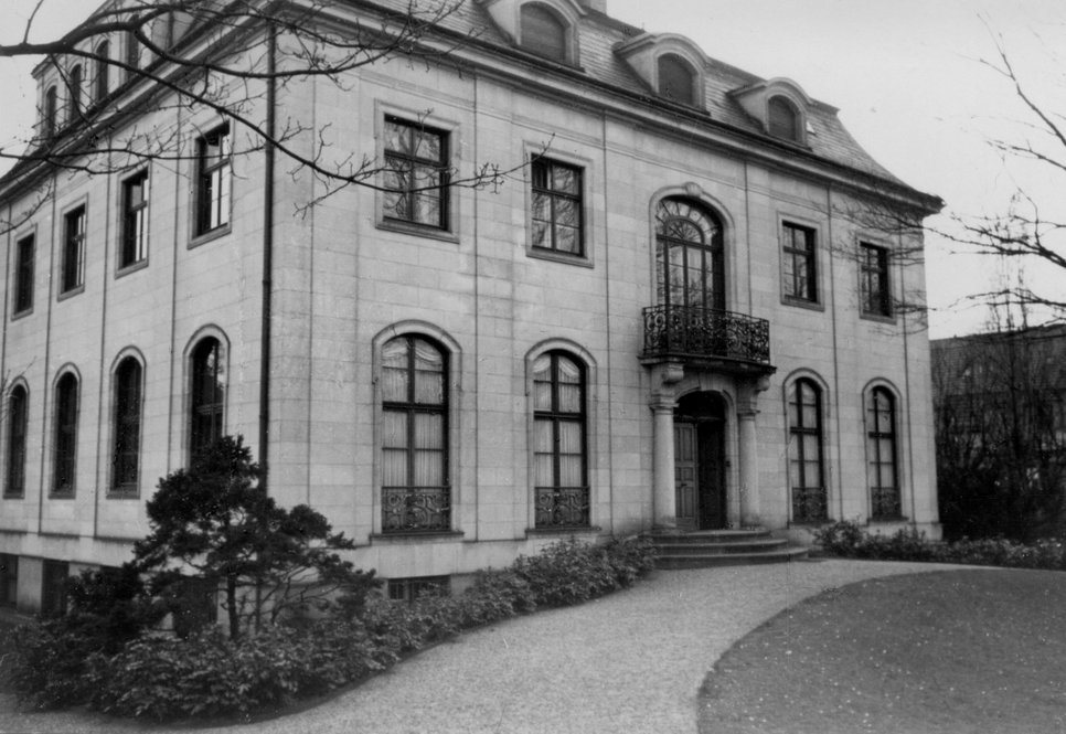 Schwarz-weiß Fotografie der Frontseite der Villa in der Tiergartenstraße 64.