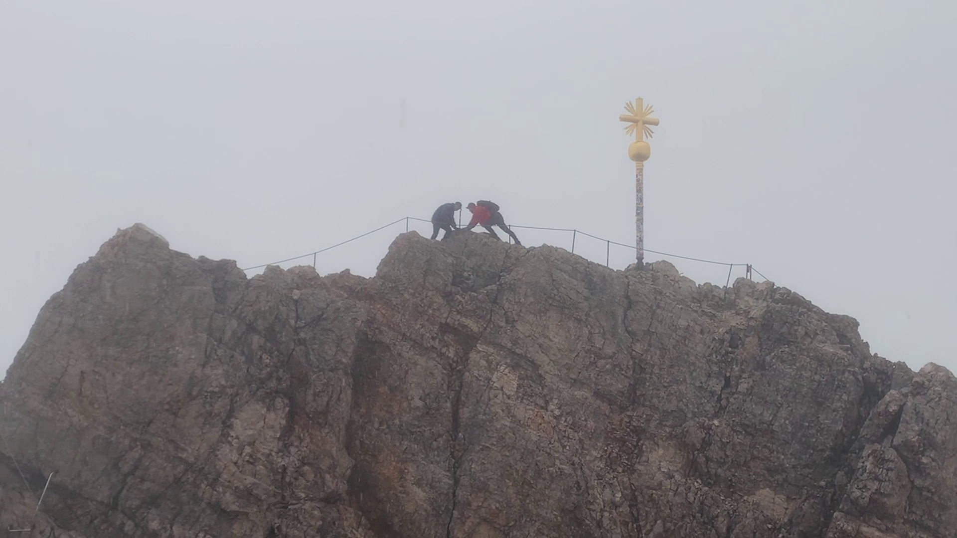 Die Künstlergruppe PARA auf der Zugspitze.